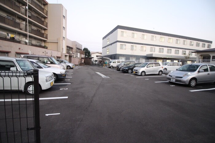 物件外観写真4　(駐車場)