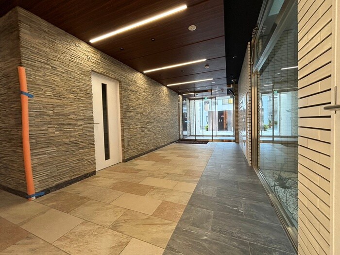 物件外観写真3　(エントランス部分)