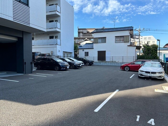 物件外観写真4　(駐車場)