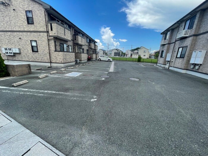 物件外観写真2　(駐車場)