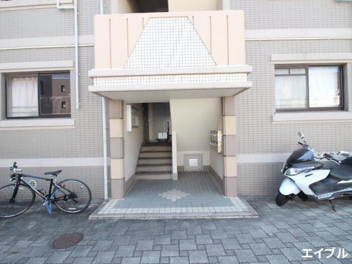 物件外観写真3　(エントランス部分)