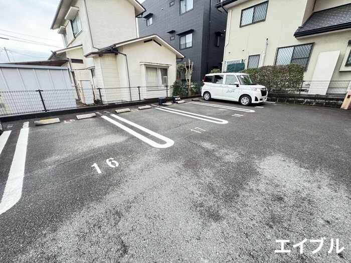 物件外観写真2　(駐車場)