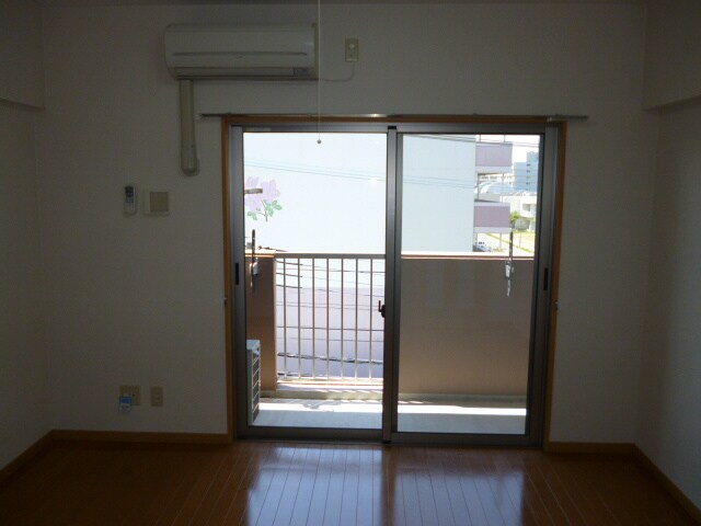 物件内観写真8　(室内からの展望)