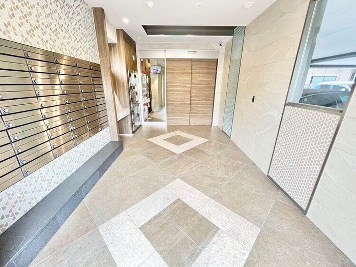 物件外観写真2　(エントランス部分)