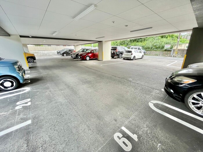 物件外観写真3　(駐車場)