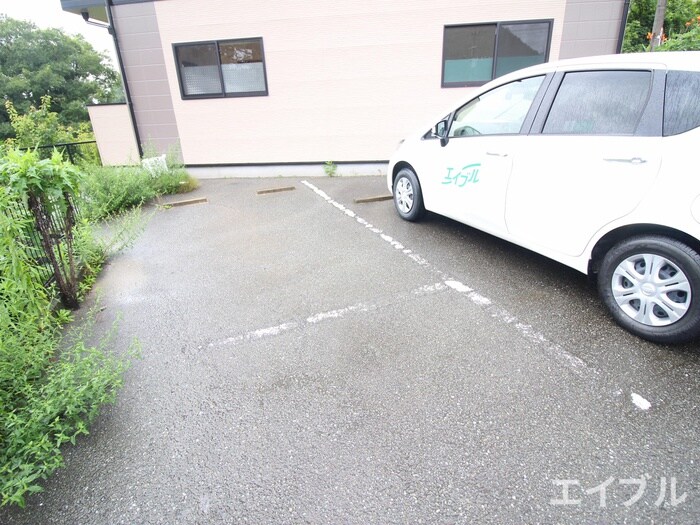 物件外観写真3　(駐車場)