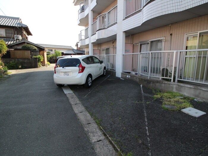 物件外観写真3　(駐車場)