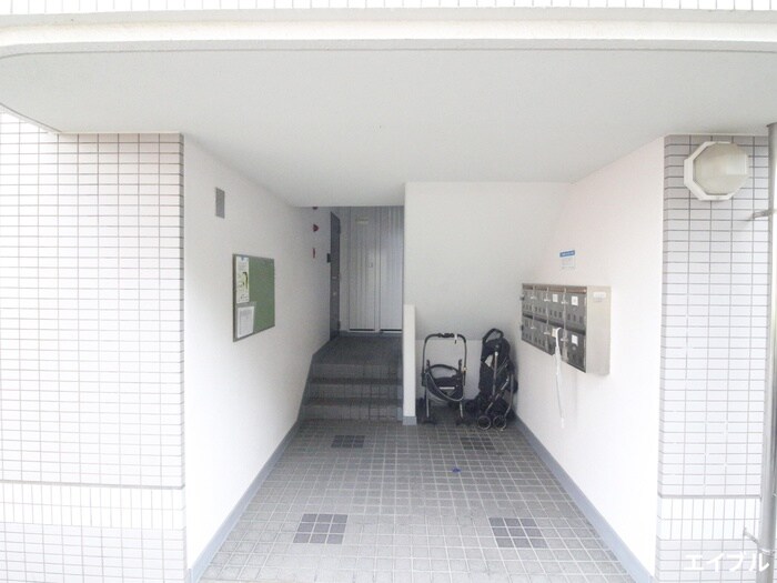 物件外観写真3　(エントランス部分)