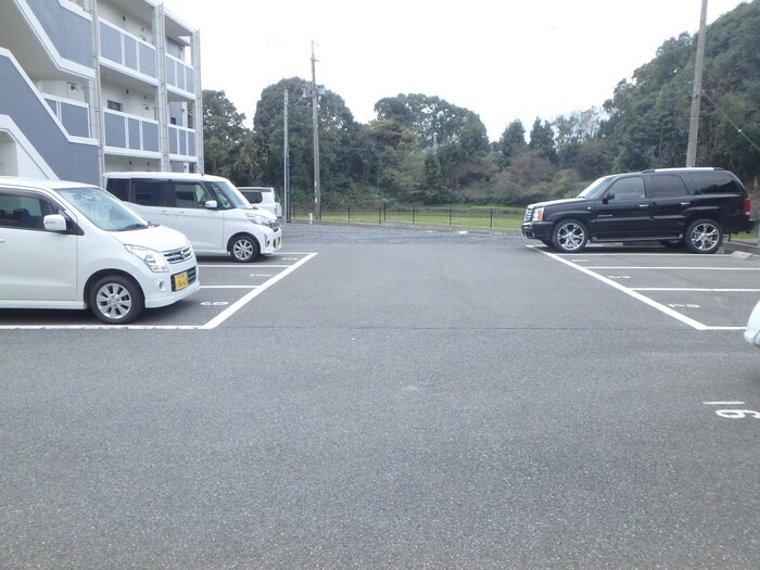 物件外観写真2　(駐車場)