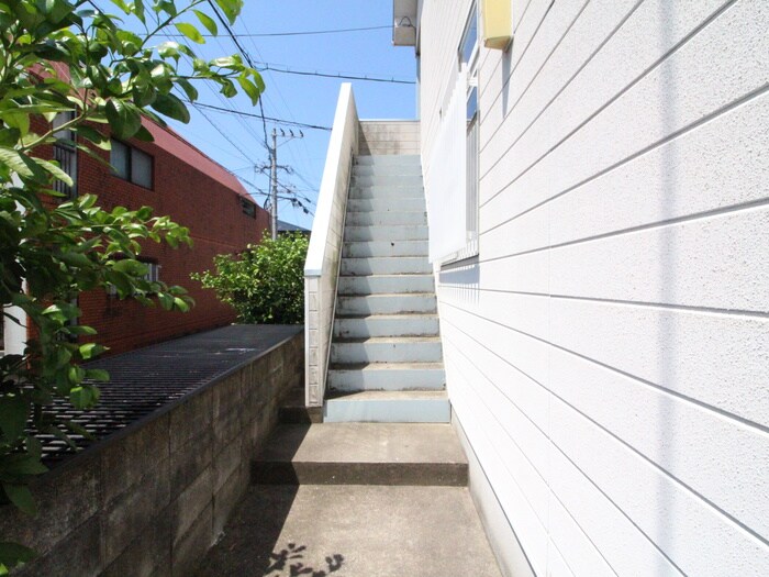 物件外観写真3　(エントランス部分)