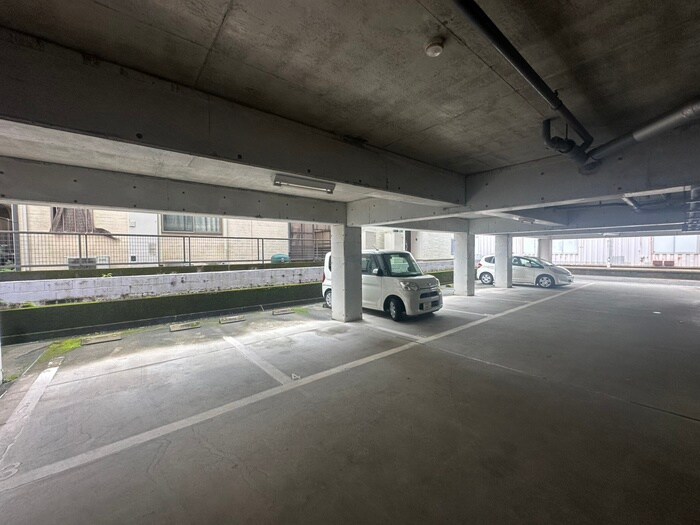 物件外観写真6　(駐車場)