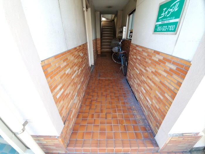 物件外観写真2　(エントランス部分)