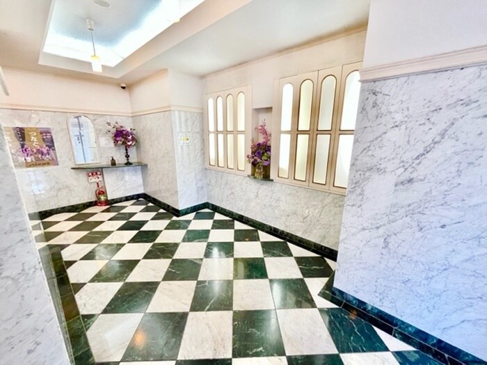 物件外観写真2　(エントランス部分)