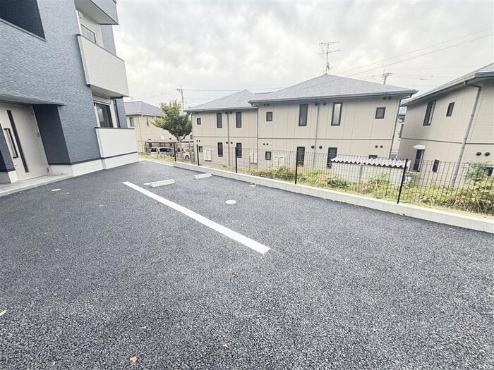 物件外観写真4　(駐車場)