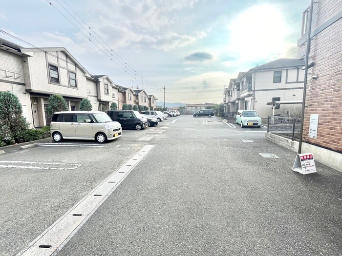 物件外観写真2　(駐車場)