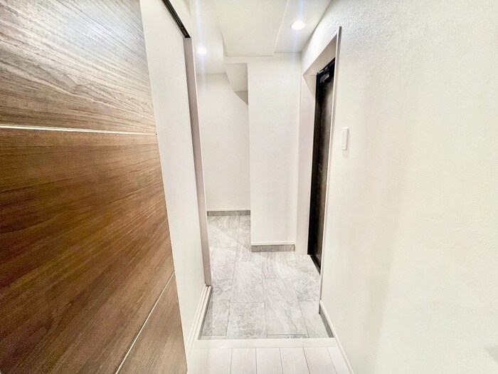 物件内観写真12　(玄関)