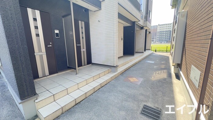 物件外観写真4　(エントランス部分)