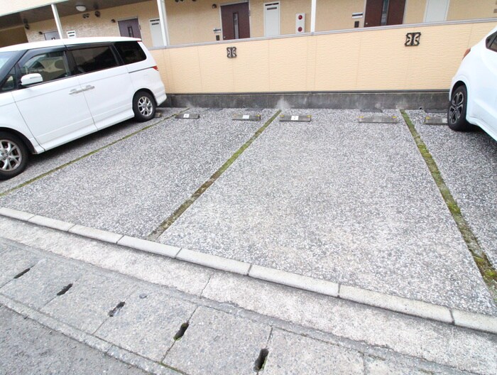 物件外観写真4　(駐車場)