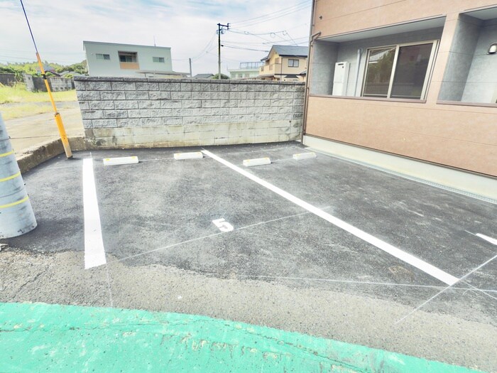 物件外観写真2　(駐車場)