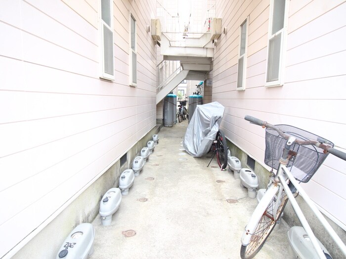 物件外観写真4　(駐輪場)