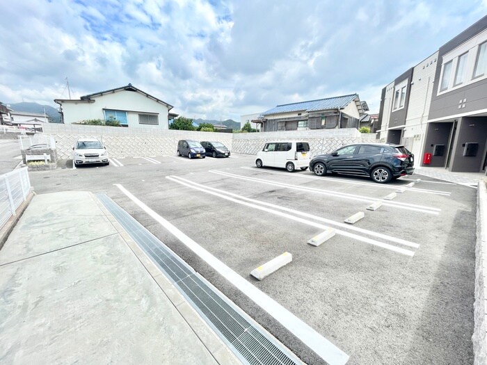 物件外観写真2　(駐車場)