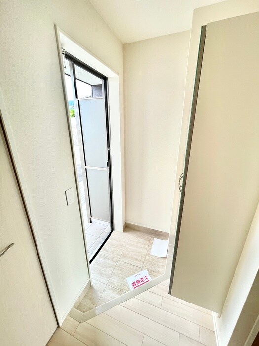 物件内観写真11　(玄関)
