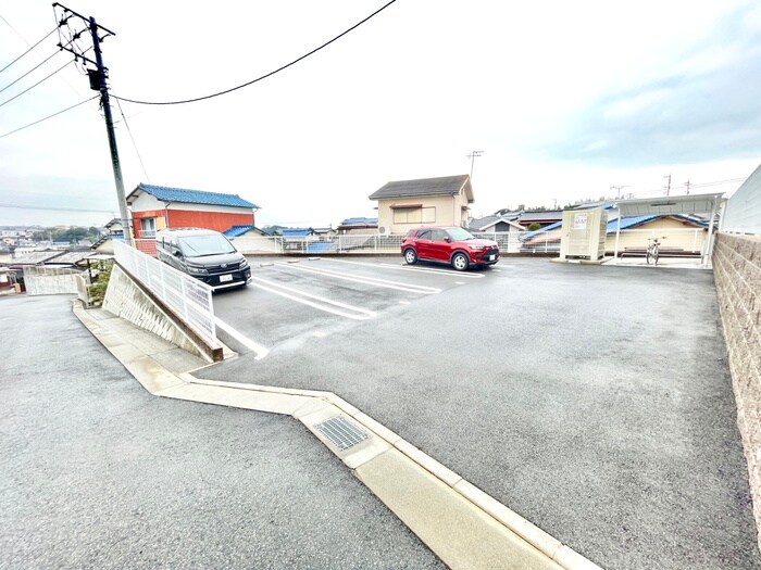 物件外観写真2　(駐車場)