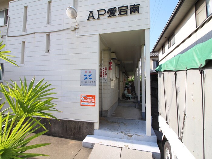 物件外観写真3　(エントランス部分)