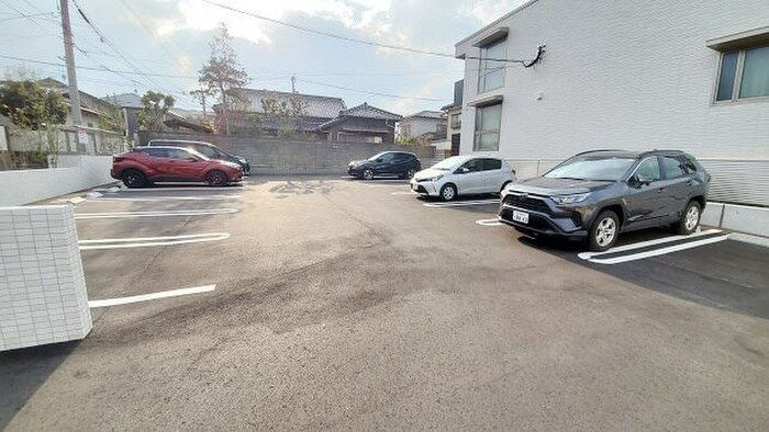 物件外観写真3　(駐車場)