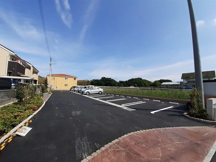 物件外観写真2　(駐車場)