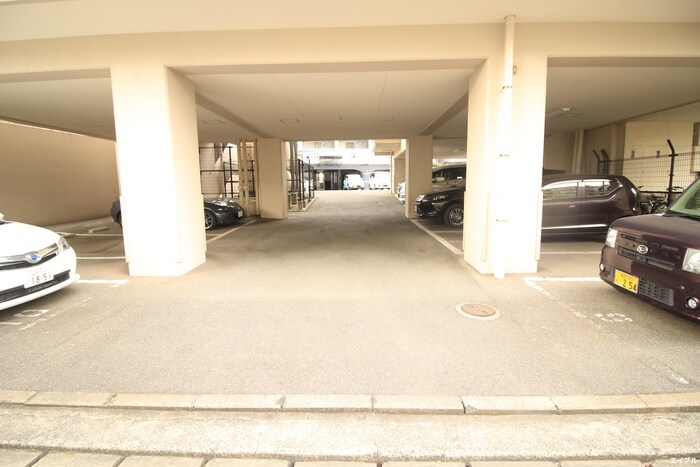 物件外観写真3　(駐車場)