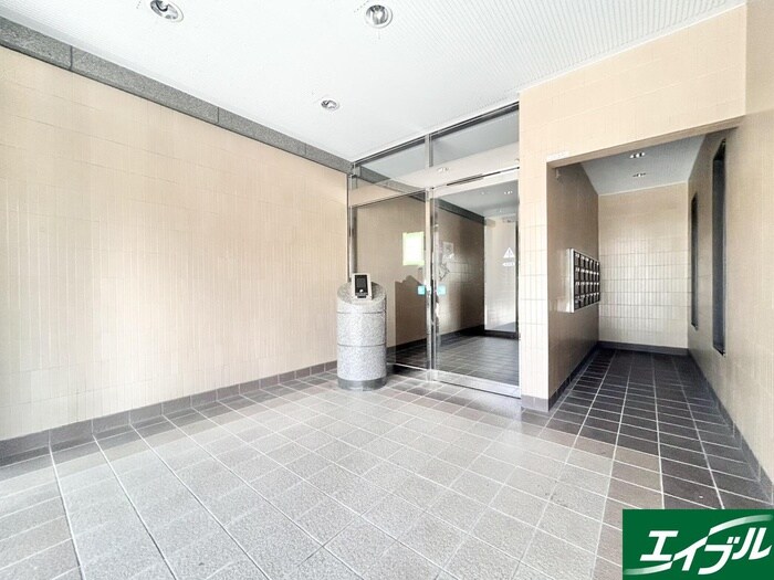 物件外観写真4　(エントランス部分)