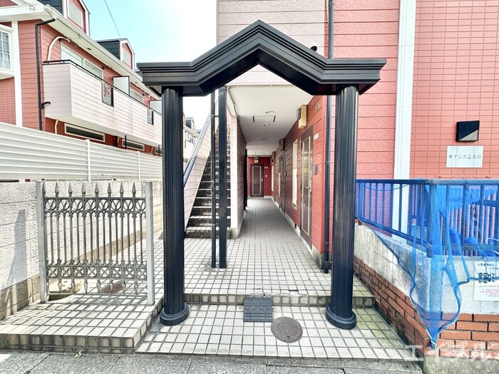 物件外観写真3　(エントランス部分)