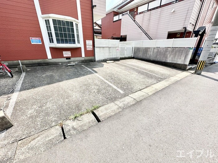 物件外観写真4　(駐車場)