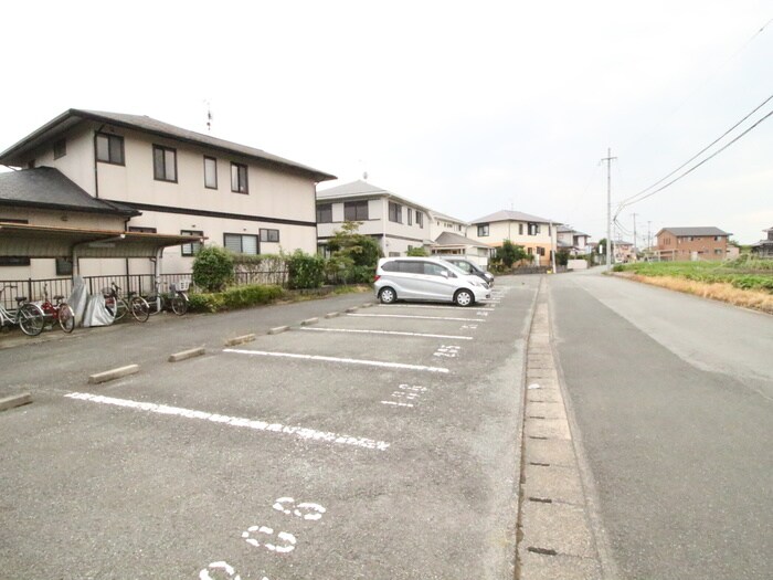 物件外観写真2　(駐車場)