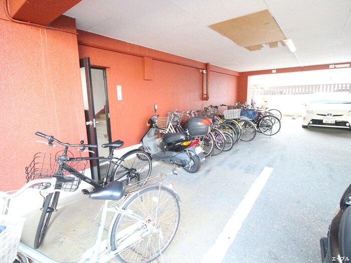 物件外観写真5　(駐輪場)