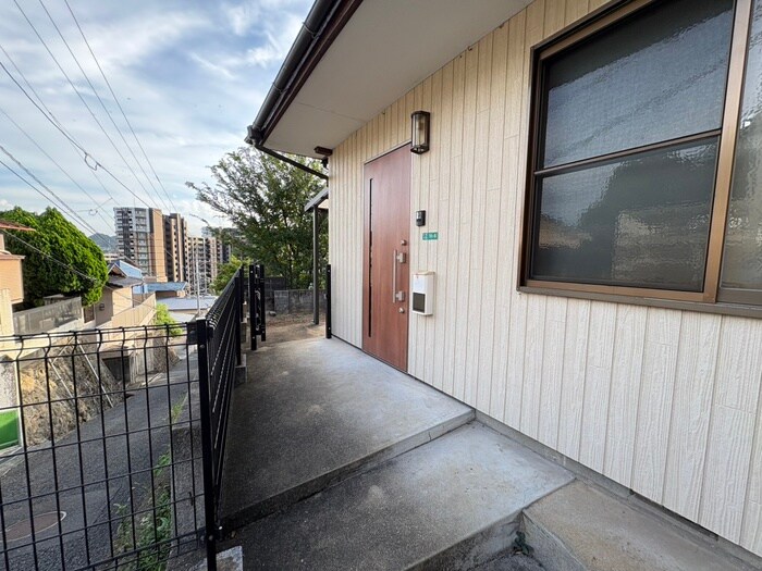 物件外観写真2　(エントランス部分)