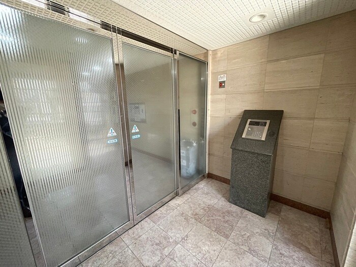 物件外観写真2　(エントランス部分)