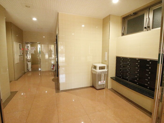 物件外観写真6　(エントランス部分)