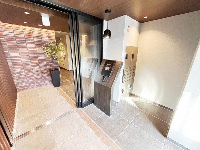 物件外観写真2　(エントランス部分)