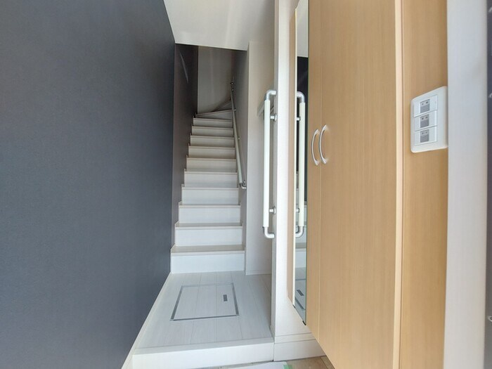 物件内観写真8　(玄関)