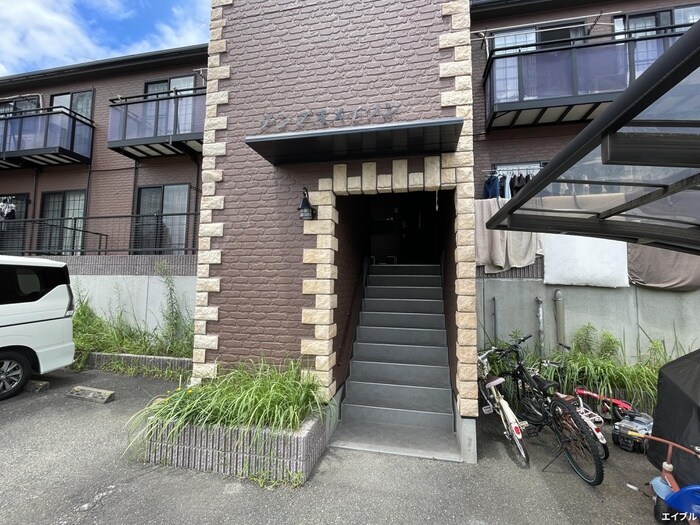 物件外観写真2　(エントランス部分)
