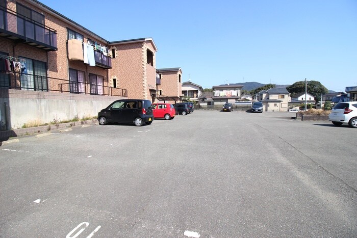 物件外観写真5　(駐車場)