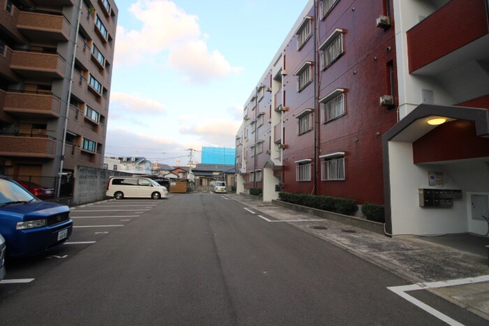 物件外観写真4　(駐車場)