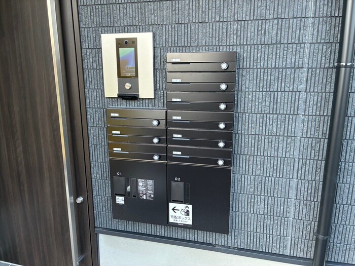 物件外観写真3　(エントランス部分)