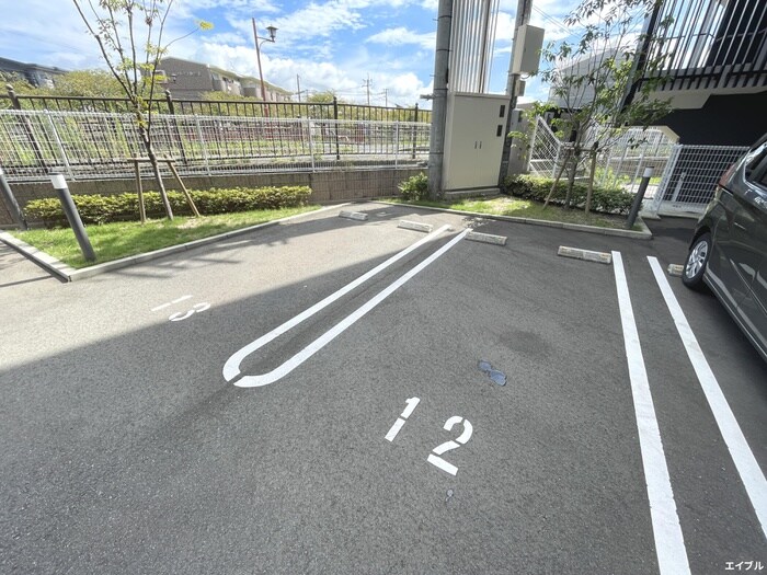 物件外観写真3　(駐車場)