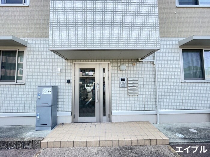 物件外観写真3　(エントランス部分)