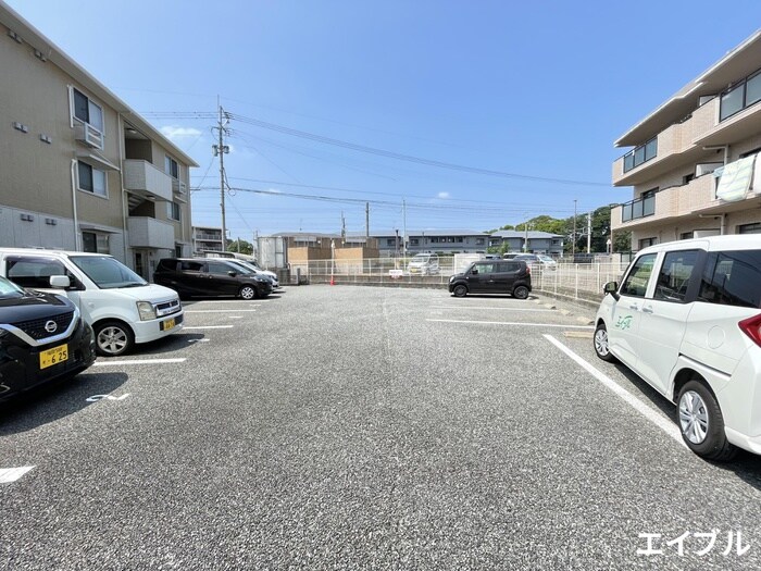 物件外観写真4　(駐車場)