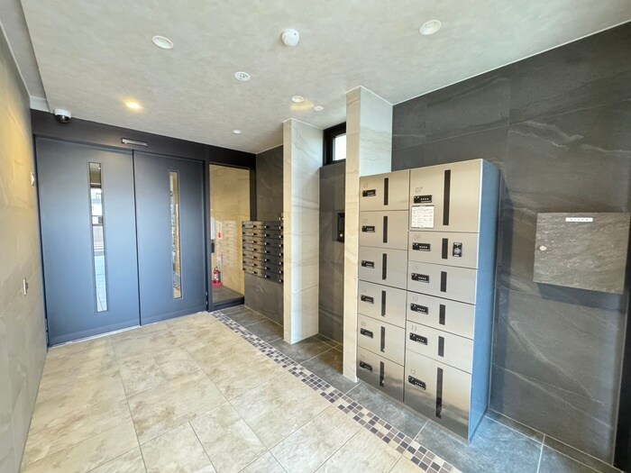 物件外観写真3　(エントランス部分)