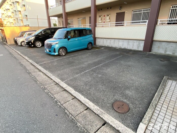 物件外観写真3　(駐車場)